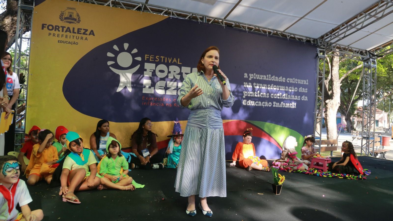 primeira-dama Cristiane Leitão fala no palco na Cidade da Criança